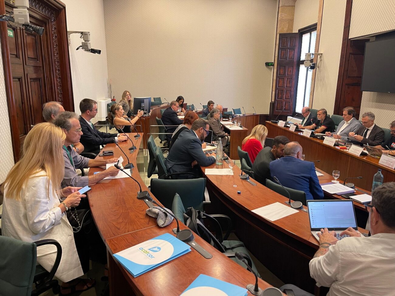 Comisión ACATCOR y UNEFCAT firman acuerdo en Parlament Comisión ACATCOR y UNEFCAT firman acuerdo en Parlament