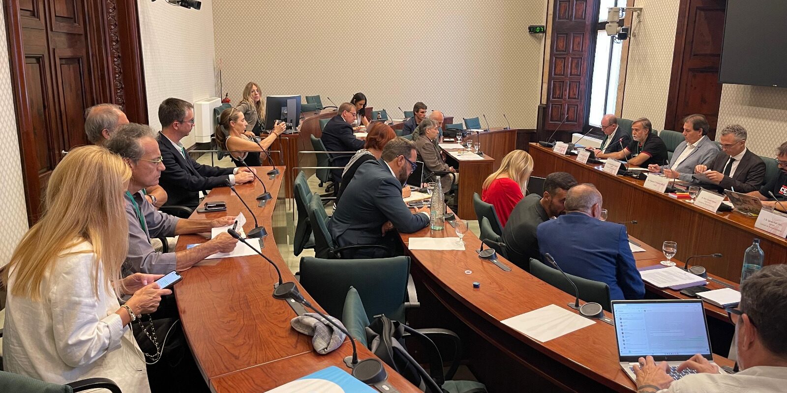 Comisión ACATCOR y UNEFCAT firman acuerdo en Parlament Comisión ACATCOR y UNEFCAT firman acuerdo en Parlament